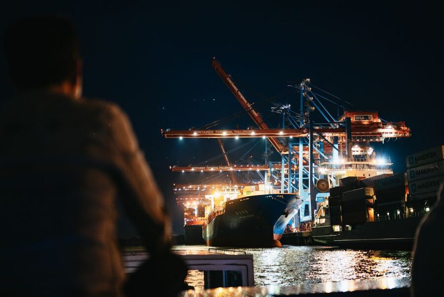 Hamburg: 1-Hour Harbor Evening Lights Cruise - German commentary and the audio app