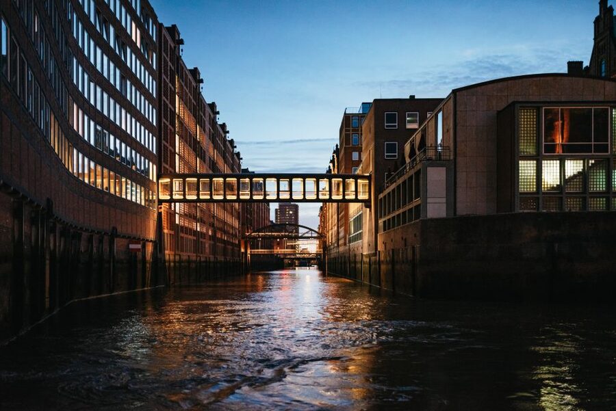 Hamburg: 1-Hour Harbor Evening Lights Cruise - Choosing your seat and handling the darkness