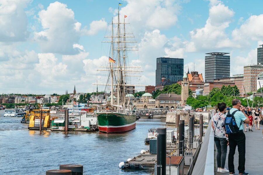 Hamburg: 1-Hour Harbor Sightseeing Cruise with HafenCity - Comfort, Weather, and Onboard Facilities