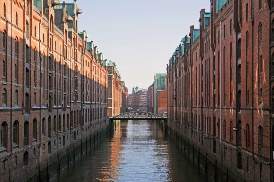 Hamburg: 2.5-Hour Discovery Tour - Old Town streets and the long port connection
