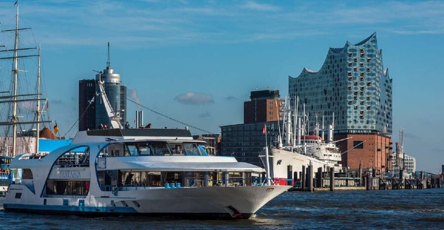 Hamburg: 2-Hour Sightseeing Cruise to Blankenese - Elbstrand and the riverfront toward the port
