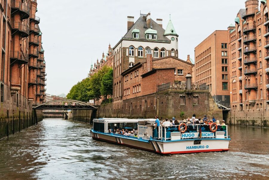 Hamburg: 2-Hour XXL Port of Hamburg Cruise Tour - HafenCity and the sharp change to modern Hamburg