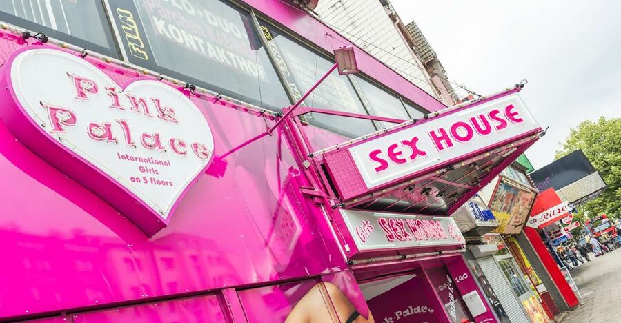 Hamburg: Adults Only Reeperbahn Tour - The Davidwache and the cost of nightlife