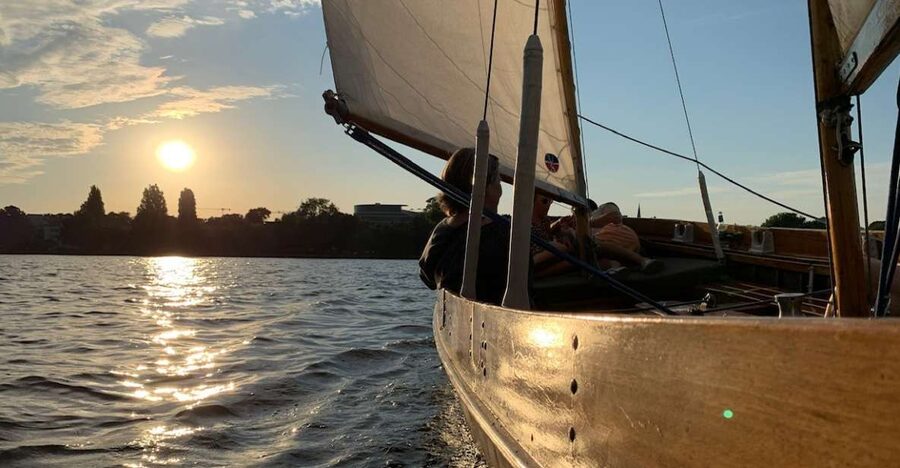 Hamburg: Alster River Sailboat Tour with Sundowner - The sundowner mood and the German-language format