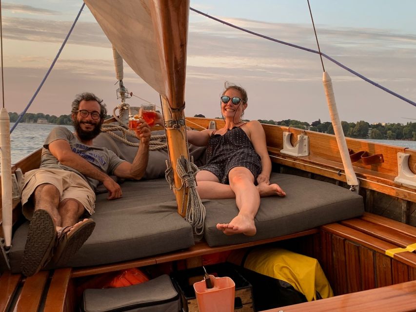 Hamburg: Alster River Sailboat Tour with Sundowner - Who will enjoy the Hans Albers or Große Freiheit?