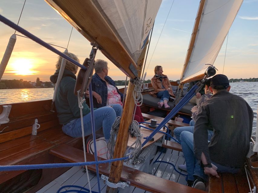 Hamburg: Alster River Sailboat Tour with Sundowner - Setting out across the Outer Alster