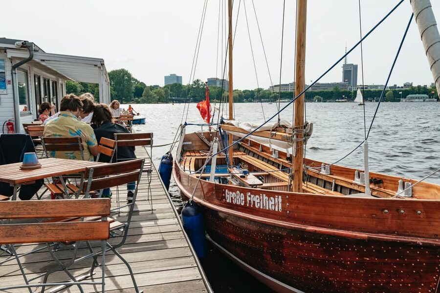 Hamburg: Alster River Sailing Tour on a 2-Masted Sailboat - What the 90-minute length means for your day
