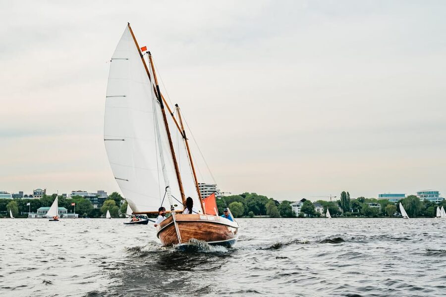 Hamburg: Alster River Sailing Tour on a 2-Masted Sailboat - Wind, clothing, and comfort on the water
