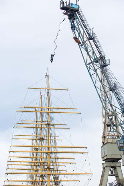 Hamburg: Bungee Jumping 50 Meters High over the Harbor - Who should book this Hamburg crane jump?