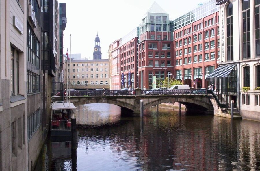 Hamburg: City Tour by Bike with Elbphilharmonie - Deichstraße and the story of the old port