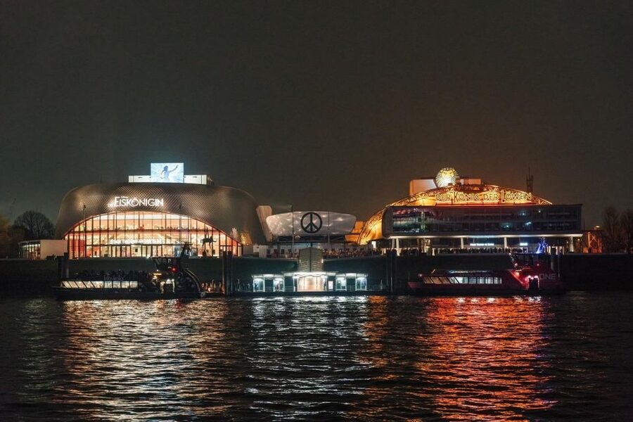 Hamburg Combi: 1,5h Evening Cruise & 2h Reeperbahn Tour - Speicherstadt and HafenCity from the water