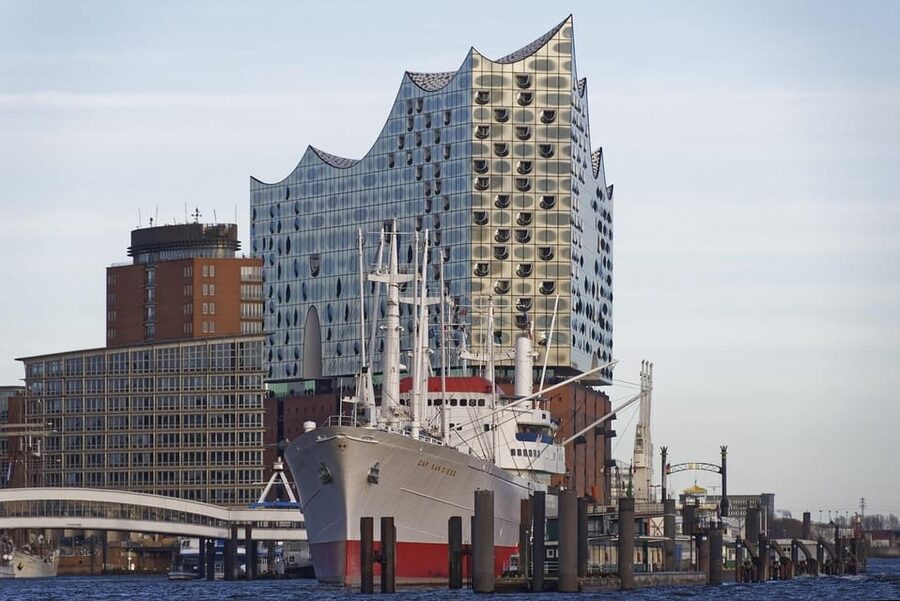 Hamburg: Discover Hamburg from landmark to landmark - Walking through Hamburg’s older port districts