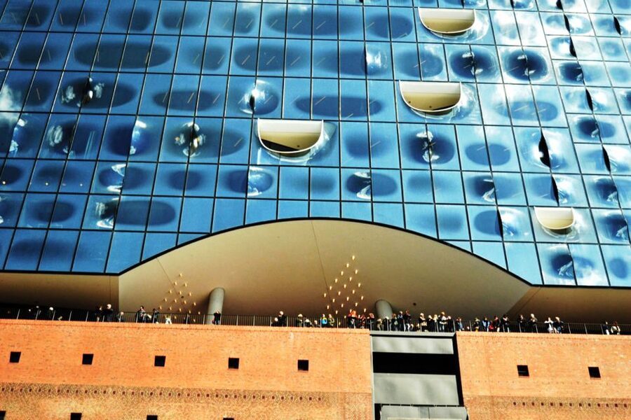 Hamburg: Elbphilharmonie Plaza, Highlights & Surroundings - The flood protection bridge at Sandtorkai