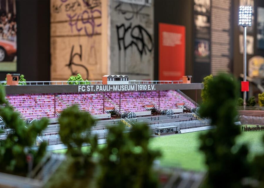 Hamburg: FC ST. PAULI-MUSEUM Entrance Ticket - The projection room creates the strongest moment