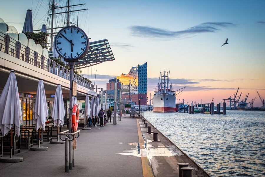 Hamburg: Guided Bike Tour - Landungsbrücken and Hamburg’s working harbor