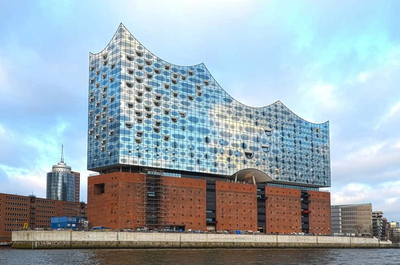 Hamburg: Guided Grand Harbor Sightseeing Cruise by Ship - Finding Pier 3 and boarding the Prüsse boat