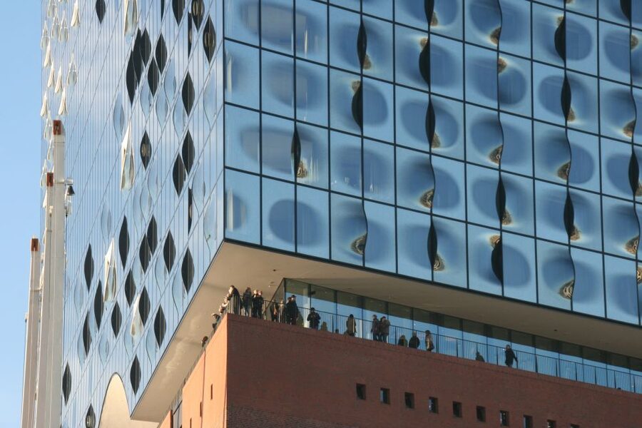 Hamburg: Guided Walking Tour - Trostbrücke and the memory of St. Nikolai