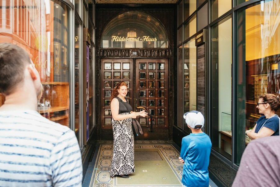 Hamburg: Guided Walking Tour for Magic Fans - Secret corners and the guide’s questions