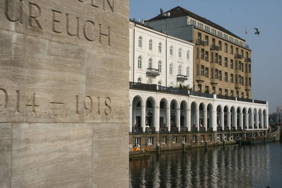 Hamburg: Guided Walking Tour - Town Hall and the Alster arcades