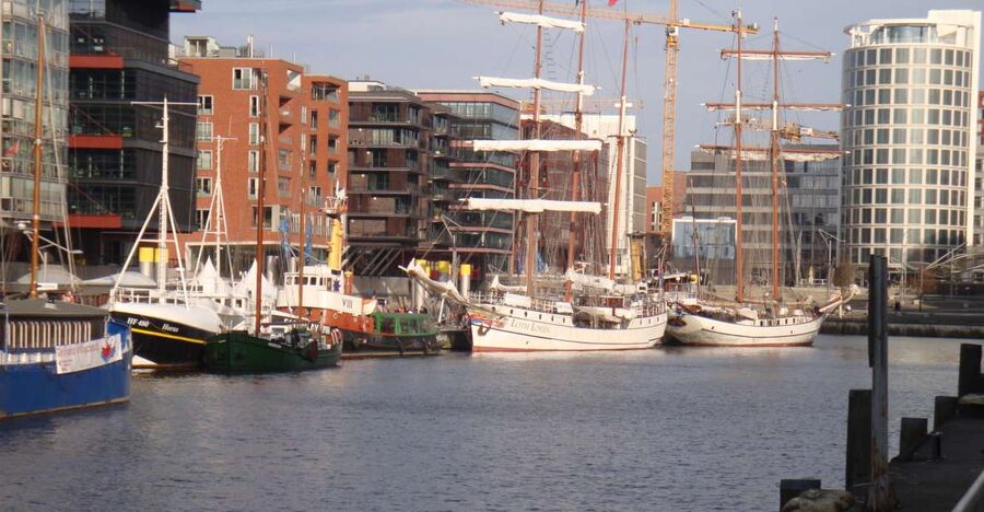 Hamburg Harbor: 3.5-Hour Guided Tour by Bike - Starting in St. Pauli beside the bars sculpture