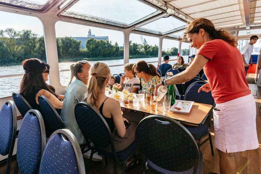 Hamburg: Harbor Cruise with Wine and Cheese - Why a harbor cruise suits Hamburg