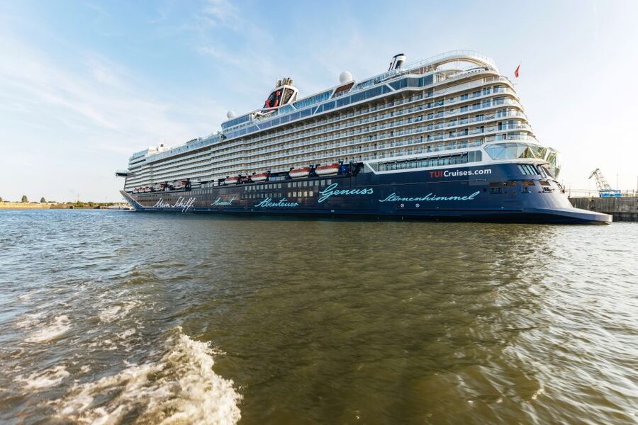 Hamburg: Harbor Cruise with Wine and Cheese - Wine service and the cheese board