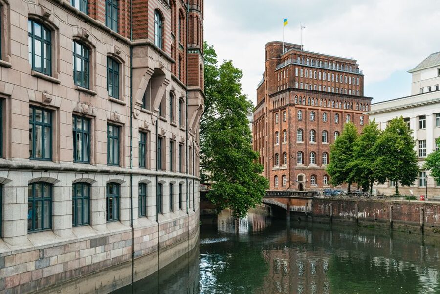 Hamburg: Hop-On Hop-Off Bus with Alster or Harbor Cruise - Who should book this Hamburg tour?