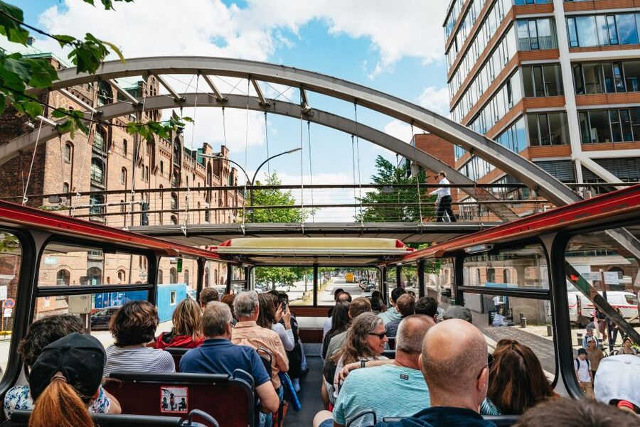 Hamburg: Hop-On Hop-Off Bus with Alster or Harbor Cruise - Choosing the 60-minute Alster tour