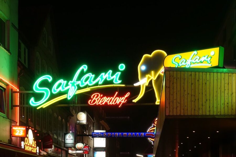 Hamburg: In the Footsteps of "Olivia" Reeperbahn Tour - Beatles Square and the music of Große Freiheit