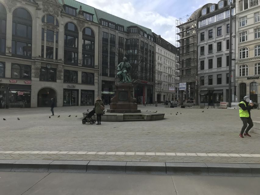 Hamburg: Line C Sightseeing Hop-On Hop-Off Bus Tour - The audio guide and the open roof