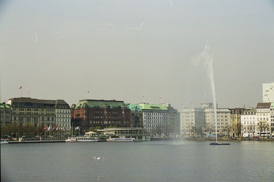 Hamburg: Line F Hop-On Hop-Off Bus and Boat Tour - Weather, commentary, and day-to-day operation