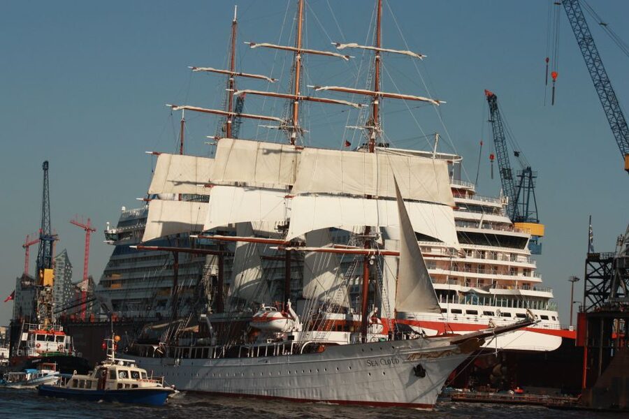 Hamburg: Line F Hop-On Hop-Off Bus and Boat Tour - St. Michael’s Church and the Michel viewpoint