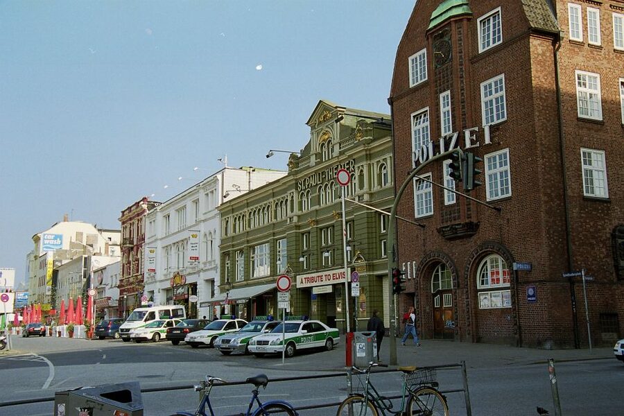Hamburg: Line F Hop-On Hop-Off Bus and Boat Tour - Rathaus, Jungfernstieg, and the Outer Alster