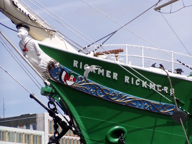 Hamburg: Line F Hop-On Hop-Off Bus and Boat Tour - What the harbor boat adds