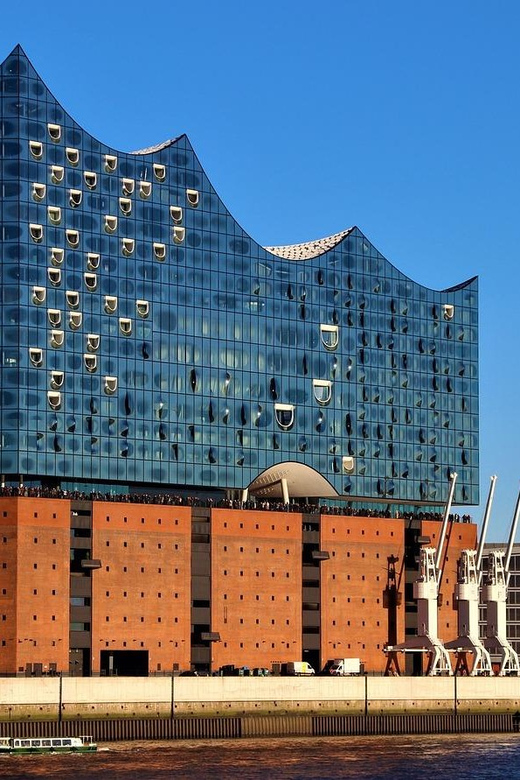 Hamburg : Line G Hop-On Hop-Off Sightseeing Tour - Commentary, languages, and the character of the ride