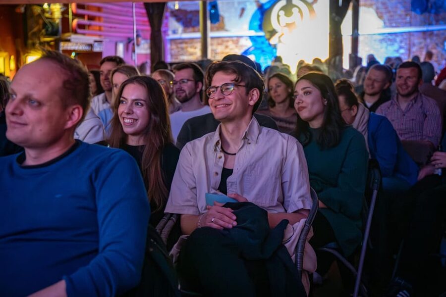 Hamburg: Moin Comedy Club Stand Up Comedy Live Show Ticket - The Room, Drinks, and Local Feel