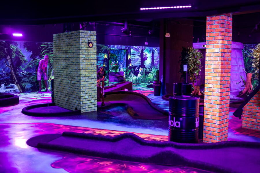 Hamburg: Moviegolf Experience - Solving the murals hole by hole
