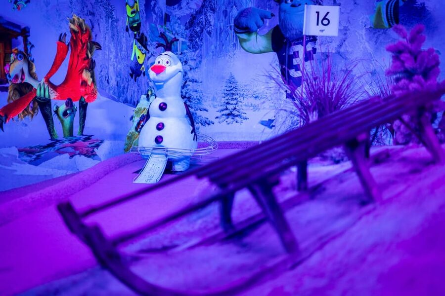Hamburg: Moviegolf Experience - Starting at the entrance and getting set up