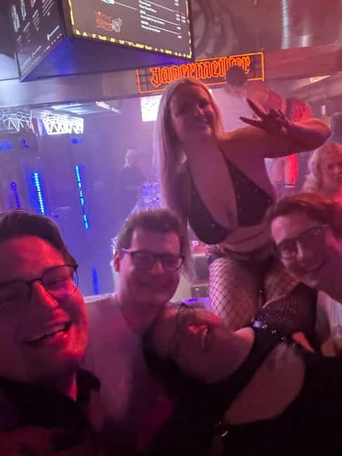 Hamburg: Neighborhood tour with a former dominatrix - Break Time, Photo Stops, and Local Encounters