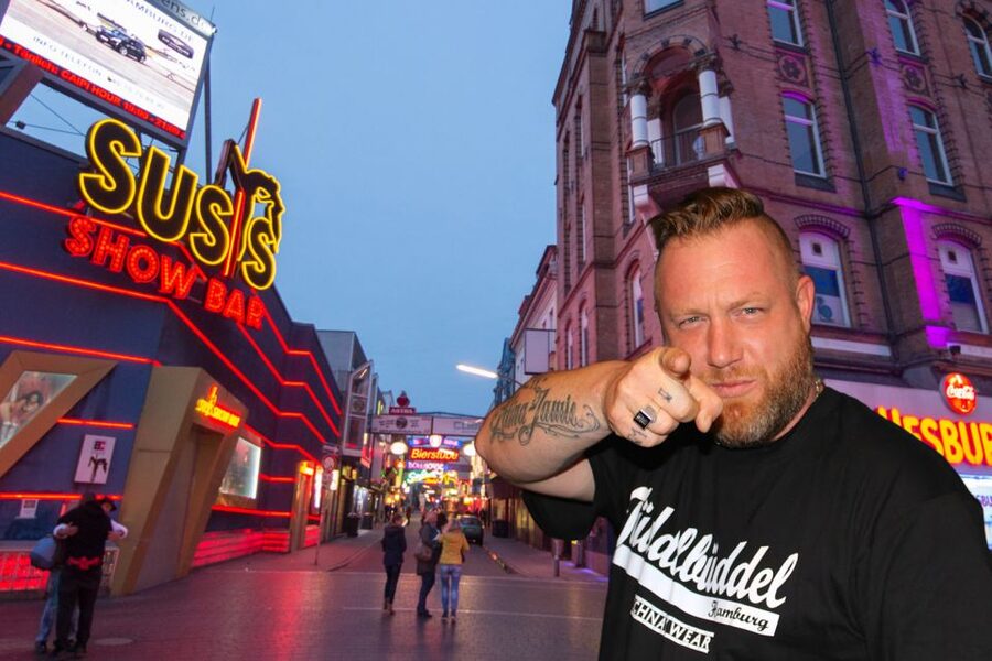 Hamburg: Olivia Jones Tour with Iconic Barker Fabian - The Davidwache and the line between nightlife and law