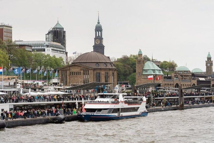 Hamburg: One Hour Traditional Harbor Cruise - Locks, canals, and the importance of the tide