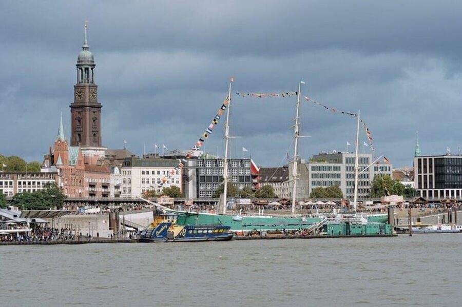 Hamburg: One Hour Traditional Harbor Cruise - The captains make the difference