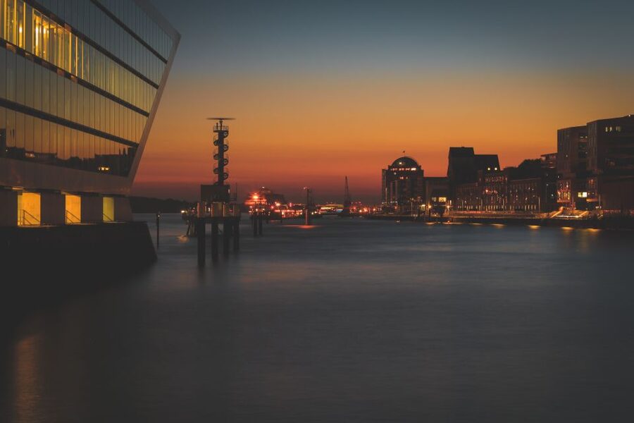 Hamburg: Personalized Private Tour with a Local Host - Meeting at the Skulptur Liegende on Valentinskamp