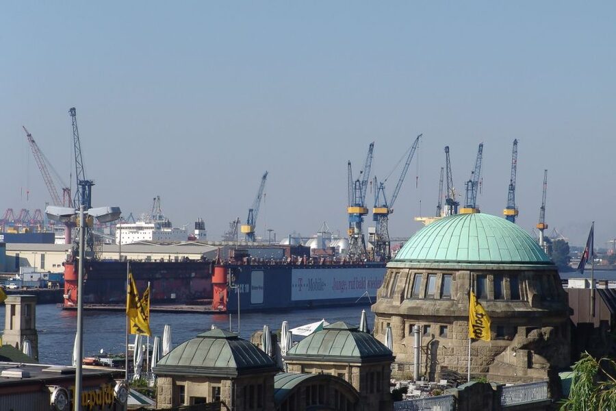 Hamburg: Private 2-Hour Guided Tour in Your Own Bus - Jungfernstieg, the arcades, and Hamburg’s civic center