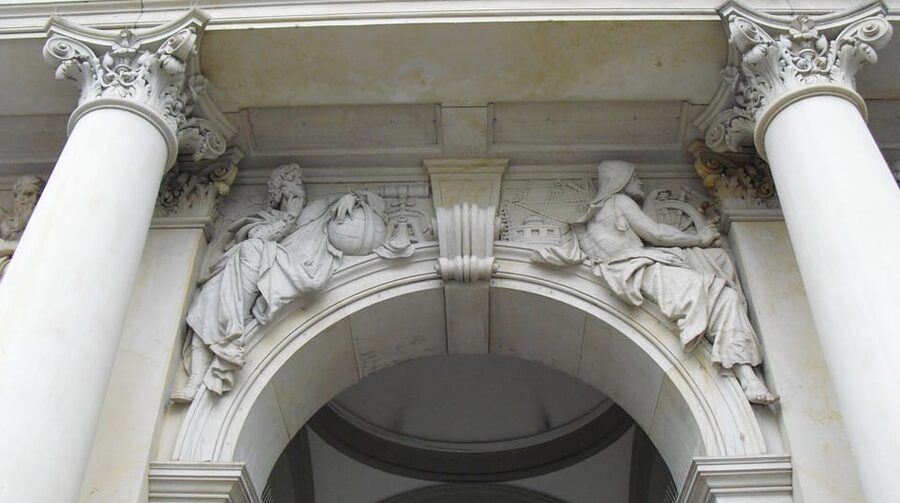 Hamburg: Private Tour Down Town around City Hall - Key points at a glance