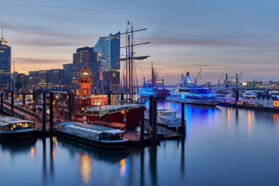 Hamburg : Private Walking Tour With A Guide (Private Tour) - Seeing Hamburg’s main sights without a fixed script