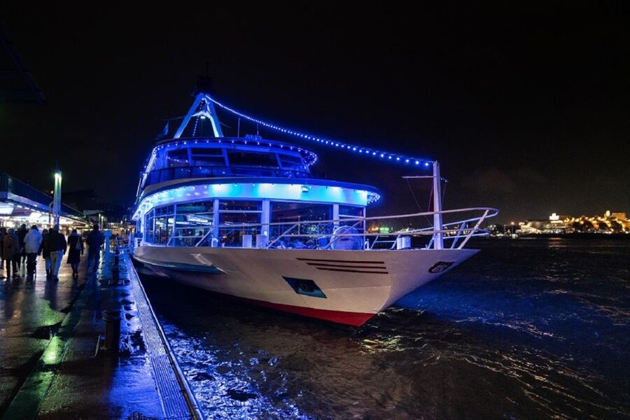 Hamburg: Saturday Night Boat Party - The Buffet: Dinner Before the Dancing