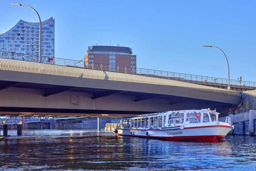 Hamburg: Sightseeing Cruise through the City's Waterways - Through the old free port