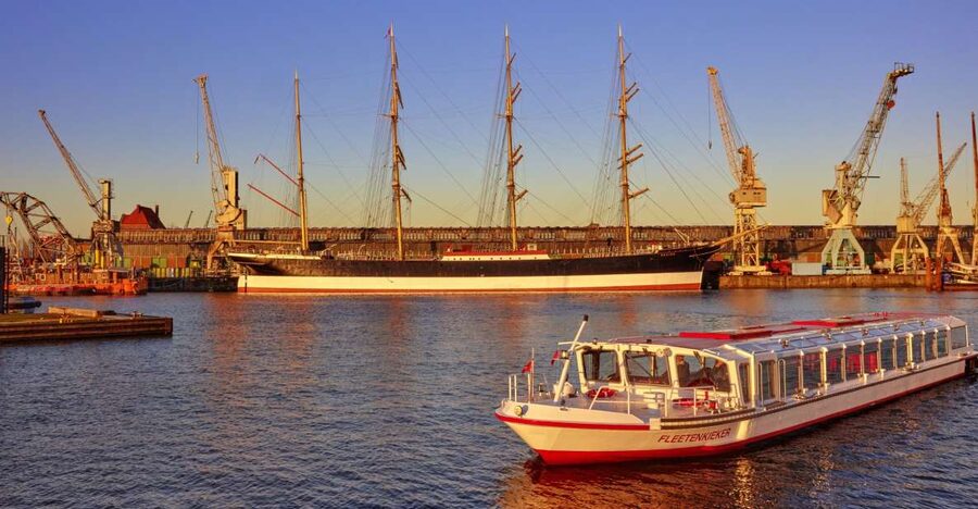 Hamburg: Sightseeing Cruise through the City's Waterways - Meeting at ATG Alster-Touristik
