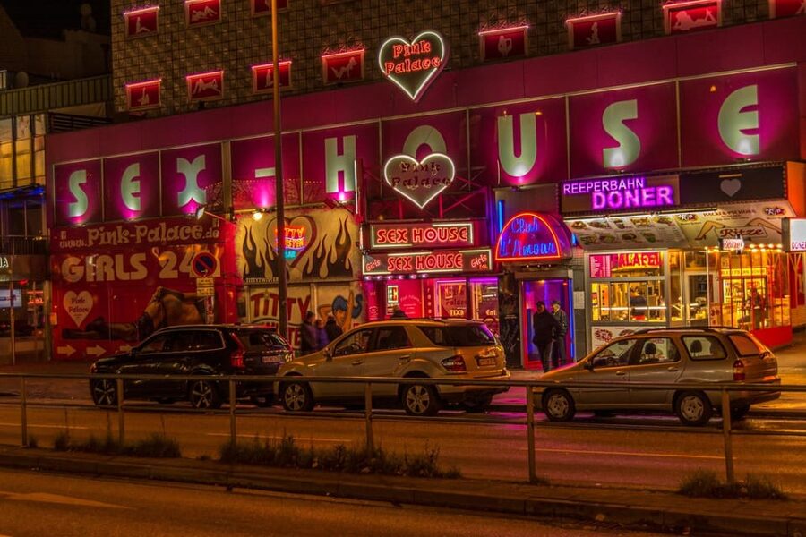 Hamburg: Sin & Sex Guided Tour of Reeperbahn - Panoptikum and Spielbudenplatz